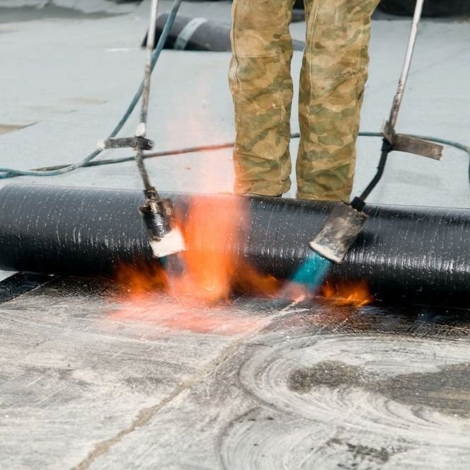 Plat dak branden door dakdekker in Rosmalen